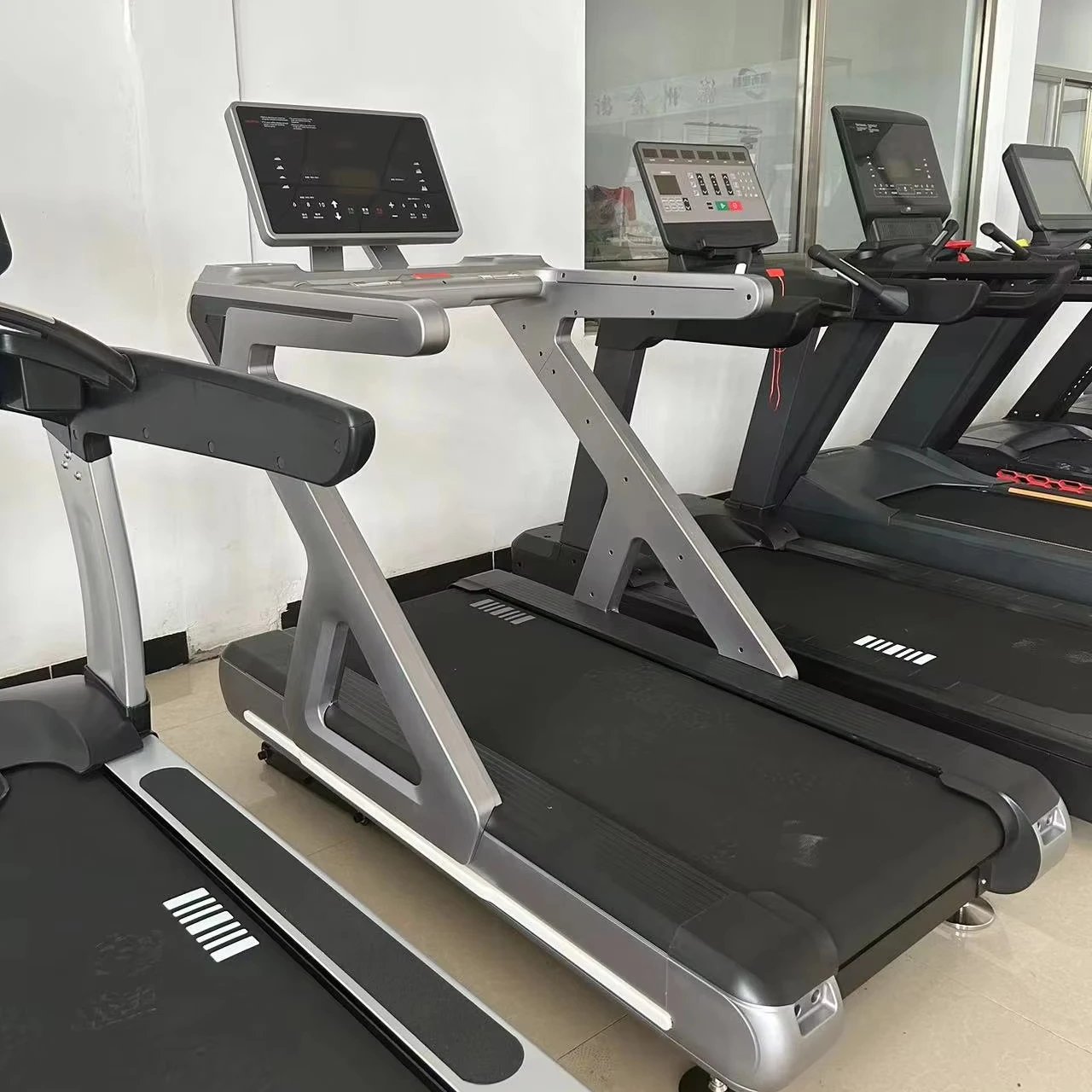 Commercial Electric Treadmill 4.0HP AC Motor 18km/h Speed for Gyms Hotels